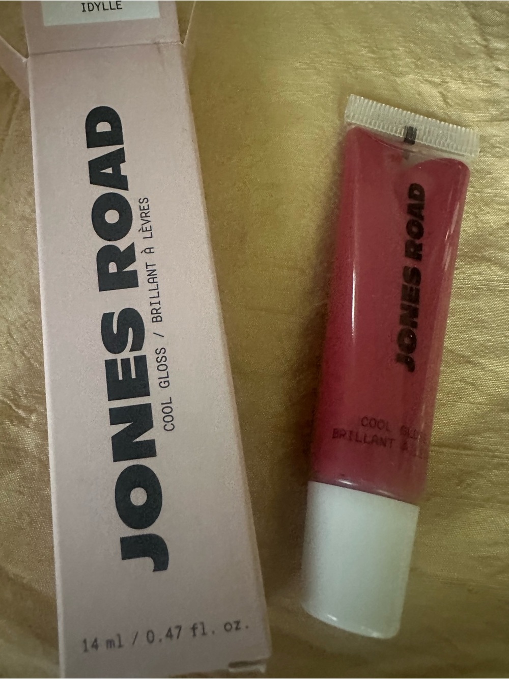 Jones Road lip gloss in pink - Idylle